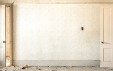 Чи треба ідеально вирівнювати стіни перед тим, як клеїти флізелінові фотообої? Що кажуть спеціалісти