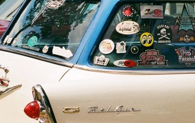 Як правильно клеїти наклейки на скло автомобіля