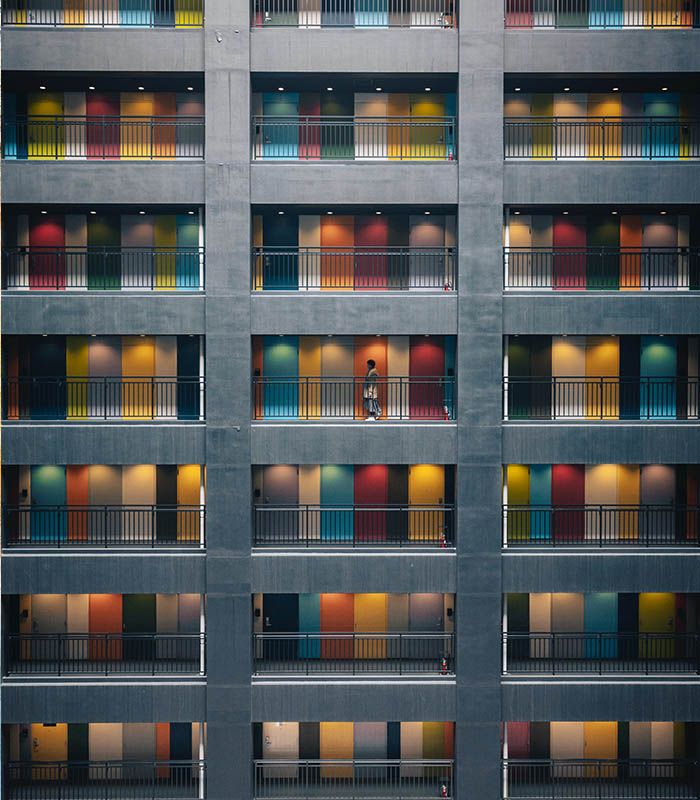 Картина різнокольорові двері будівель