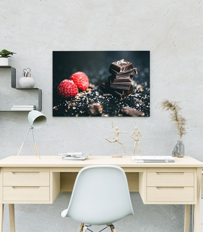 Картина малина та чорний шоколад